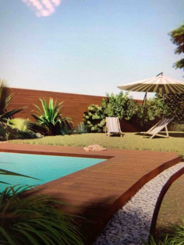 Faire appel à un paysagiste pour mettre en valeur la piscine du jardin à bordeaux