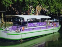 Acheter des bonbon à la violette traditionnelle dans une boutique artisanale à Toulouse